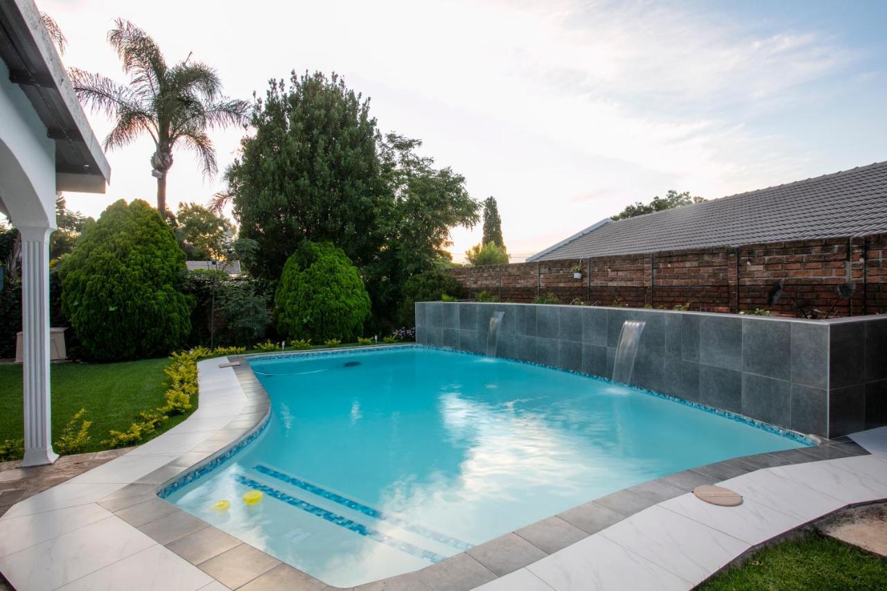 Haus (200 m²), 1 Schlafzimmer und 2 eigene Badezimmer in Garsfontein Pretoria-Noord Exterior foto