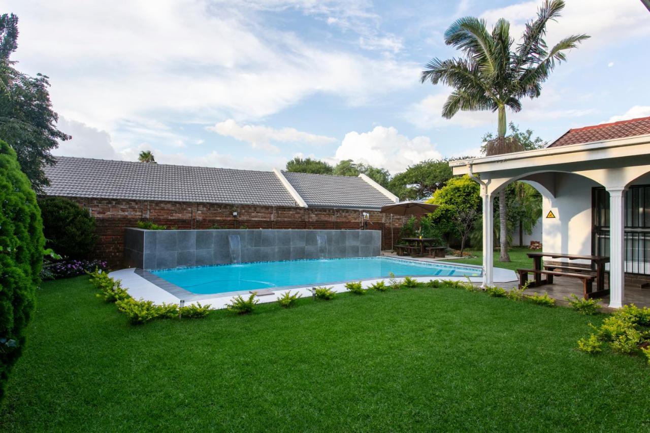 Haus (200 m²), 1 Schlafzimmer und 2 eigene Badezimmer in Garsfontein Pretoria-Noord Exterior foto