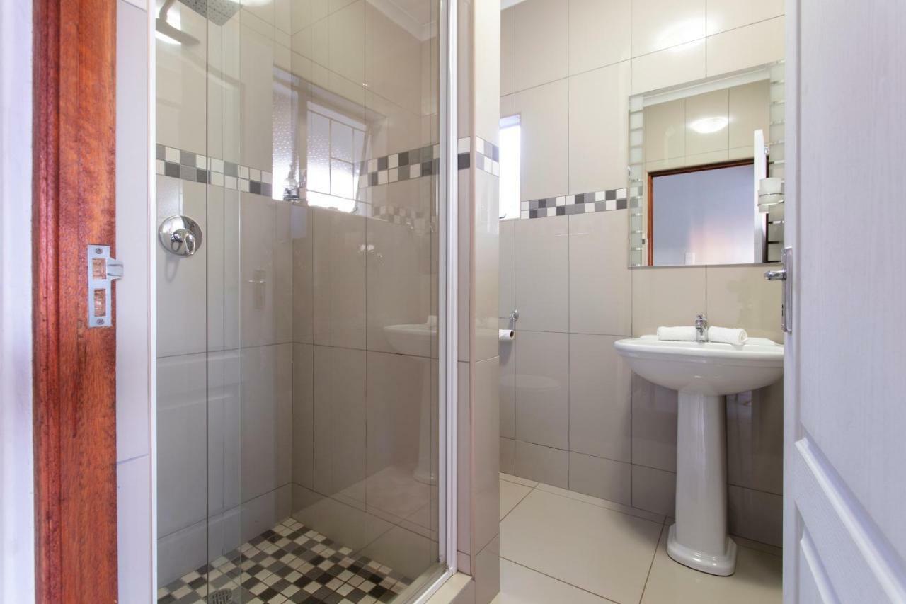 Haus (200 m²), 1 Schlafzimmer und 2 eigene Badezimmer in Garsfontein Pretoria-Noord Exterior foto