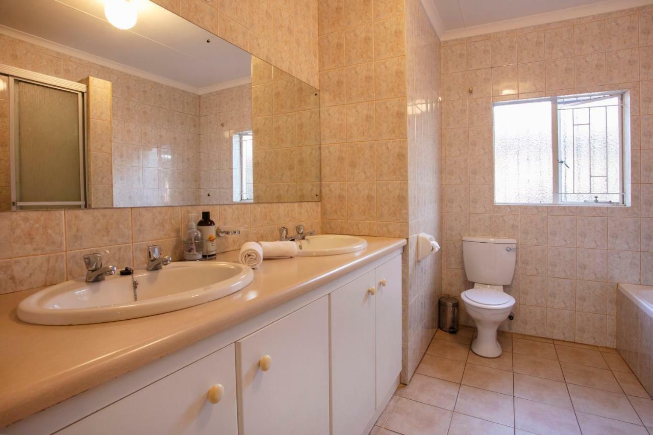 Haus (200 m²), 1 Schlafzimmer und 2 eigene Badezimmer in Garsfontein Pretoria-Noord Exterior foto