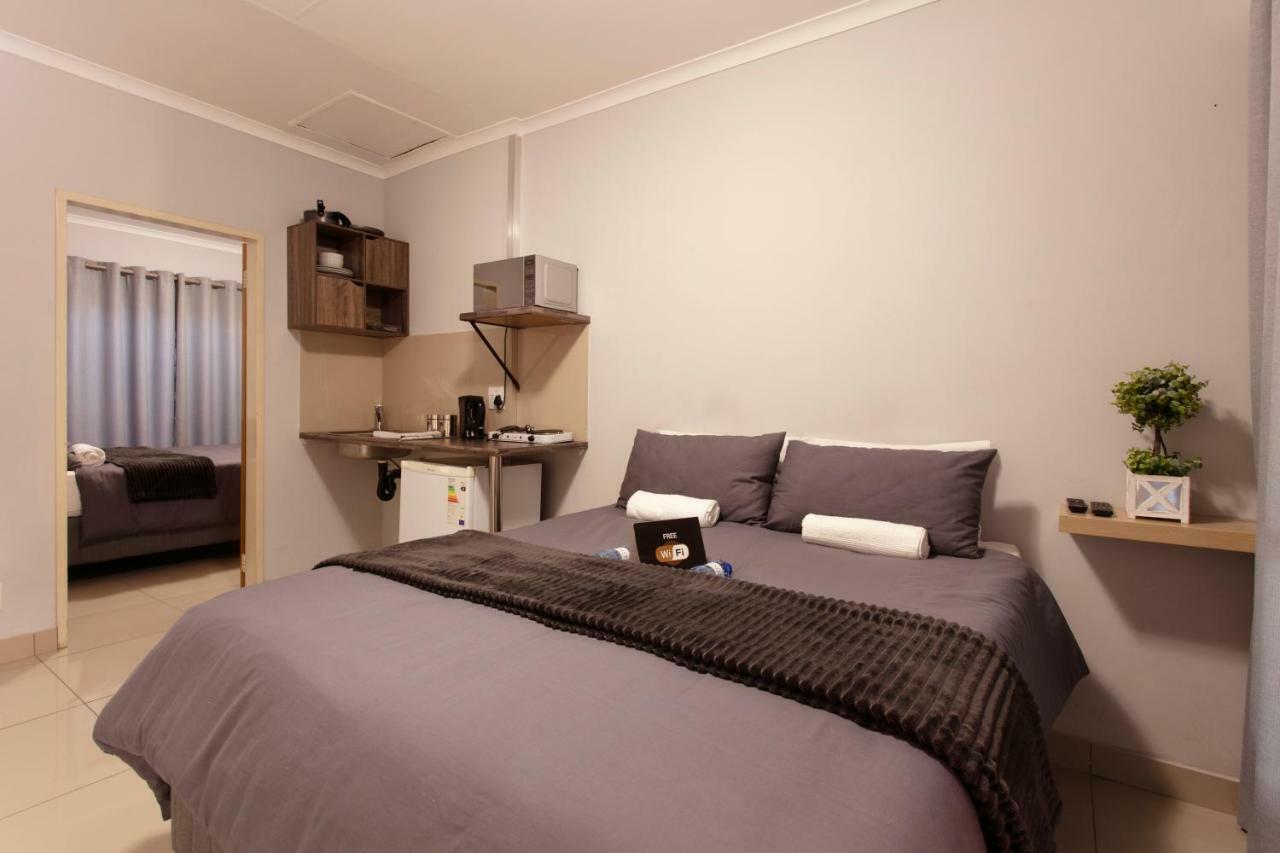 Haus (200 m²), 1 Schlafzimmer und 2 eigene Badezimmer in Garsfontein Pretoria-Noord Exterior foto