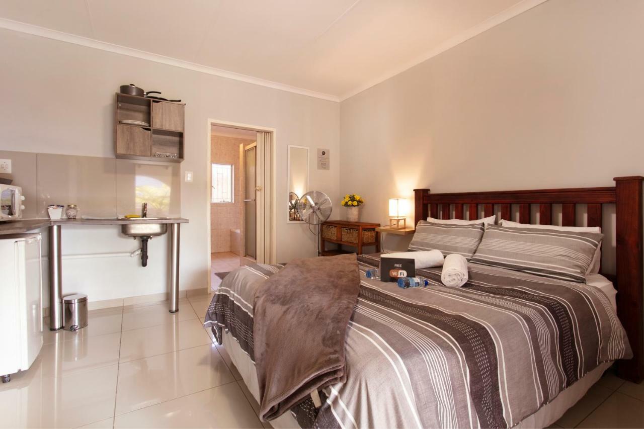 Haus (200 m²), 1 Schlafzimmer und 2 eigene Badezimmer in Garsfontein Pretoria-Noord Exterior foto